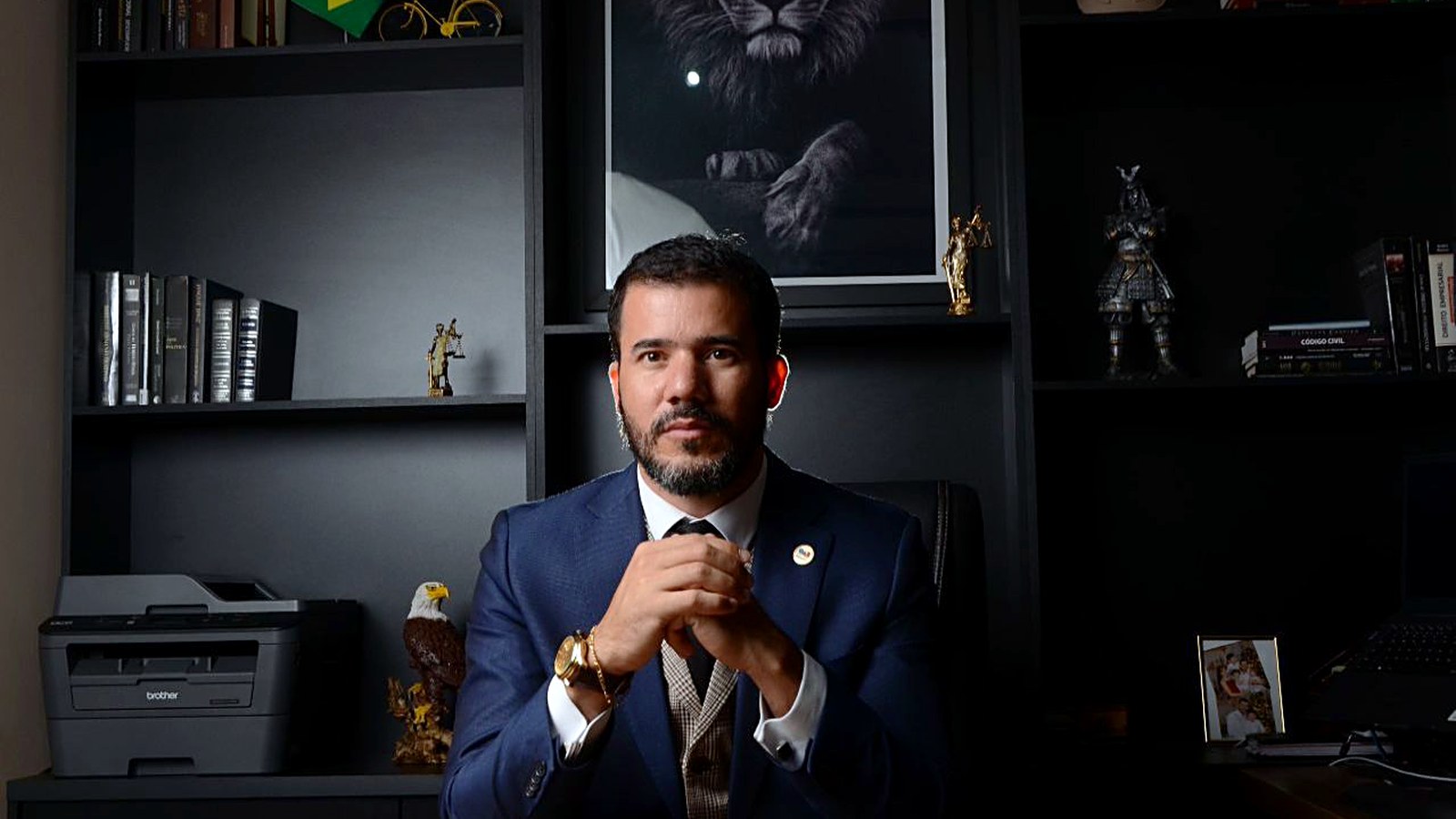 Farlei Assis da Rocha em seu gabinete de trabalho